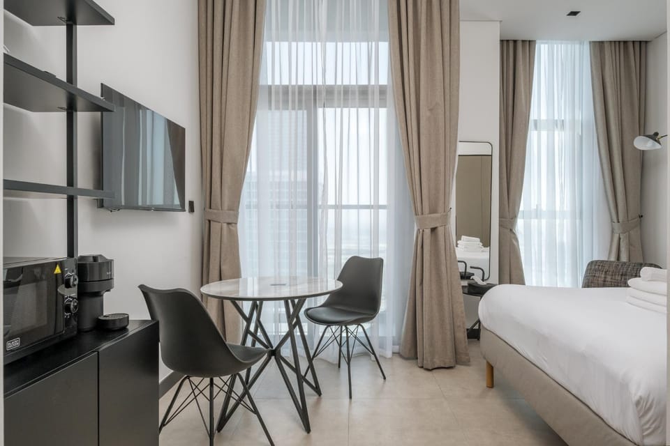 Bed, TV and multimedia, Living room, Photo of the whole room, Seating area, Dining area, Bedroom
