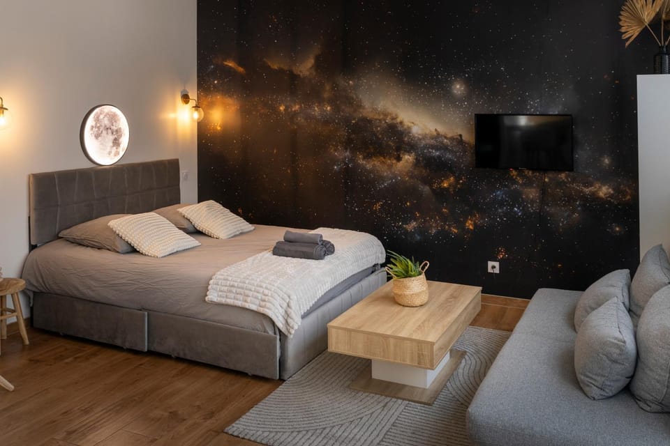 Bed, TV and multimedia, Living room, Photo of the whole room, Seating area, Bedroom