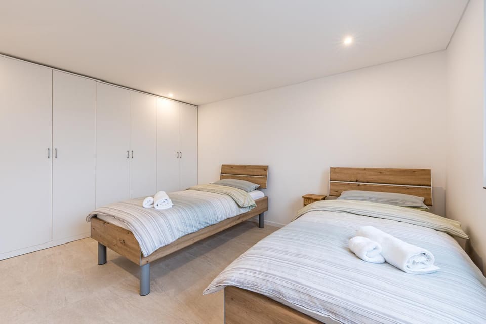 Bed, Photo of the whole room, Bedroom, heating, heating, towels, wardrobe, acessibility