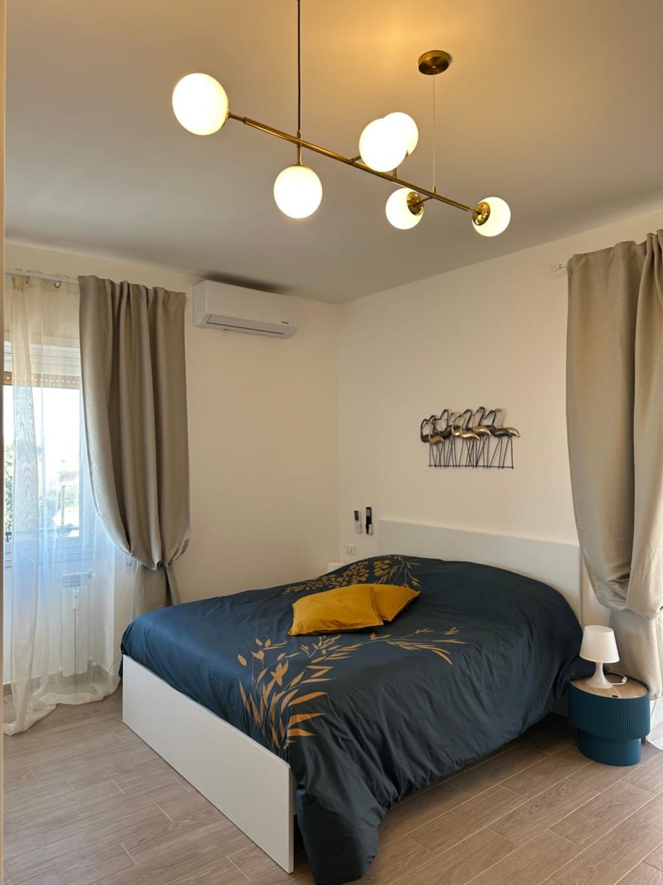 Bed, Photo of the whole room, Decorative detail, Bedroom, air conditioner