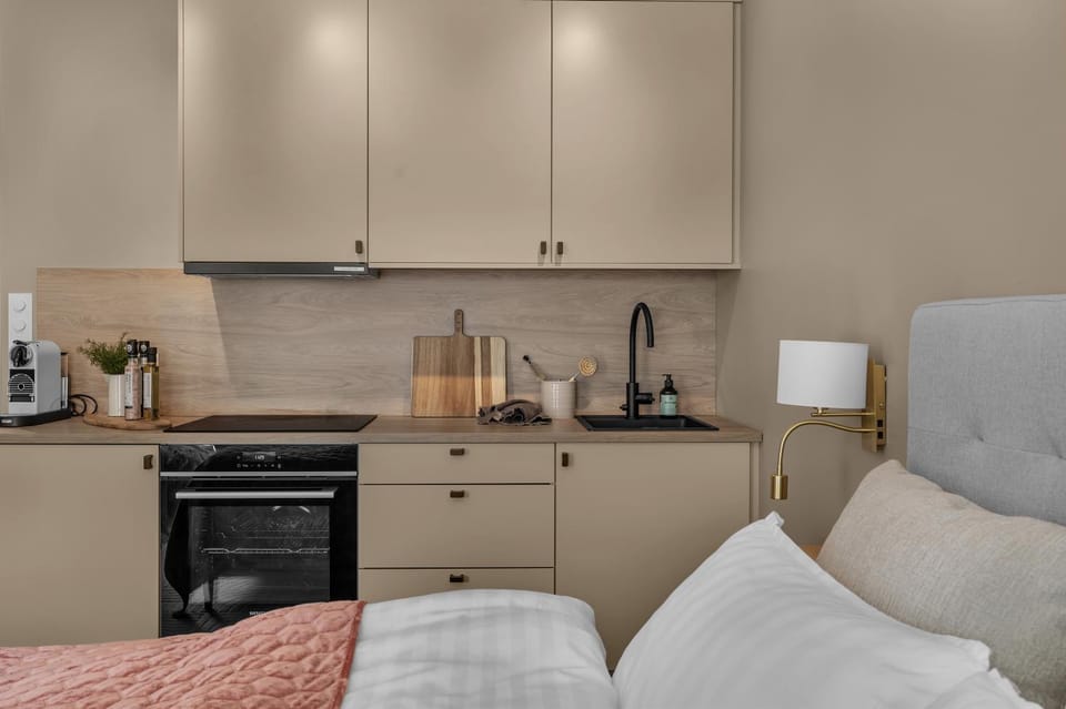 Coffee/tea facilities, Kitchen or kitchenette, stove, toaster