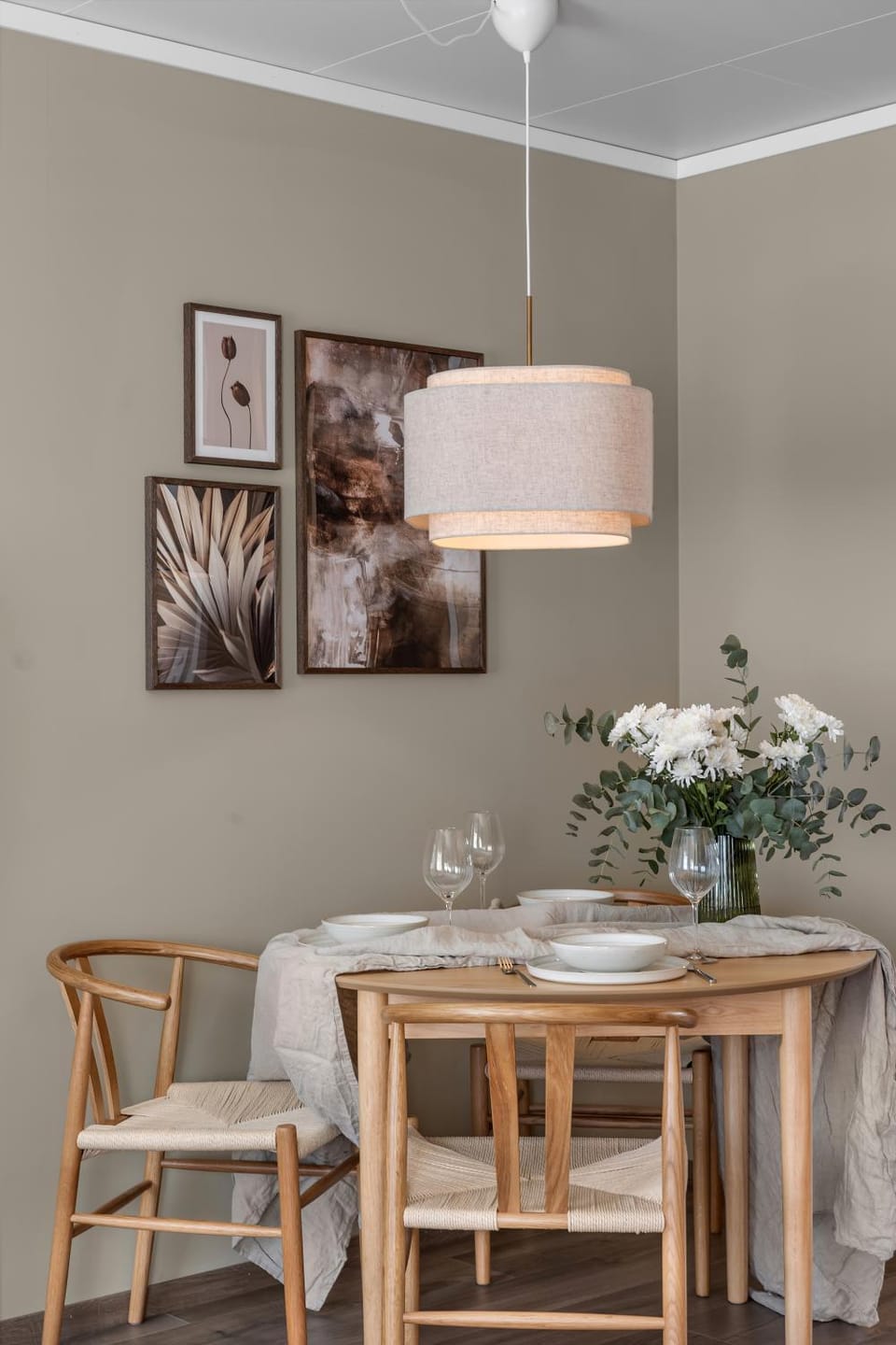 Living room, Decorative detail, Seating area, Dining area