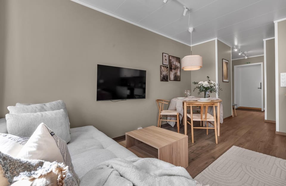 Bed, TV and multimedia, Living room, Seating area, Dining area