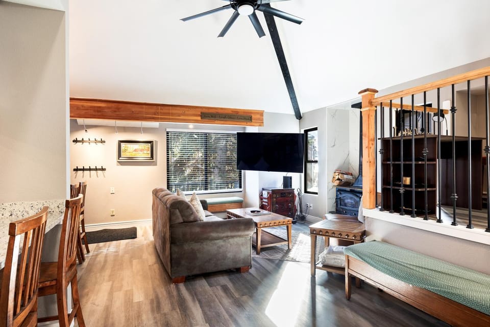 Hidden Creek Canyons Retreat, Alpine Charm, Private Hot Tub, Sleeps 8, Cozy Fireplace, House in Wasatch County