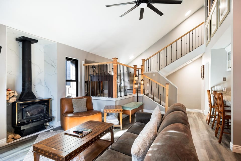 Hidden Creek Canyons Retreat, Alpine Charm, Private Hot Tub, Sleeps 8, Cozy Fireplace, House in Wasatch County