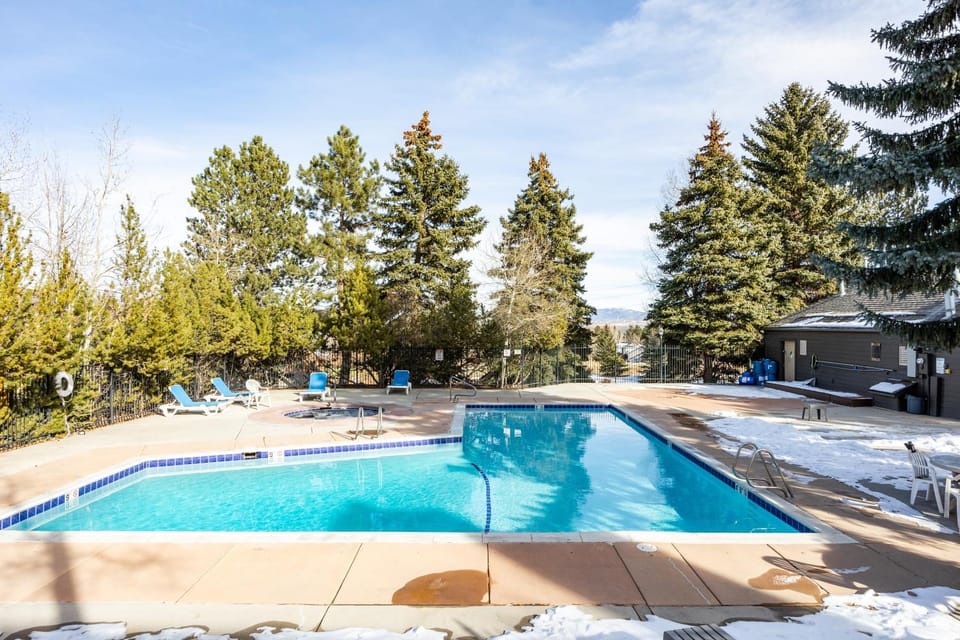 Hidden Creek Canyons Retreat, Alpine Charm, Private Hot Tub, Sleeps 8, Cozy Fireplace, House in Wasatch County