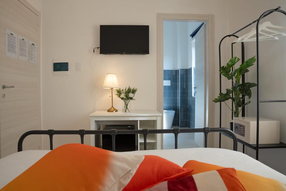 Bed, TV and multimedia, Photo of the whole room, Bedroom
