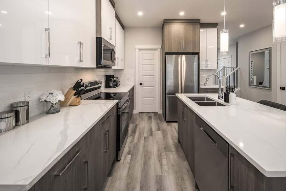 Near Downtown, Large 3BR! FREE Banff Pass, Netflix, Parking! House in Calgary