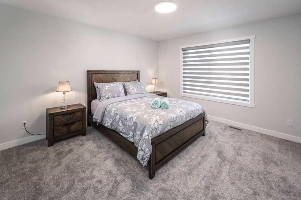 Near Downtown, Large 3BR! FREE Banff Pass, Netflix, Parking! House in Calgary