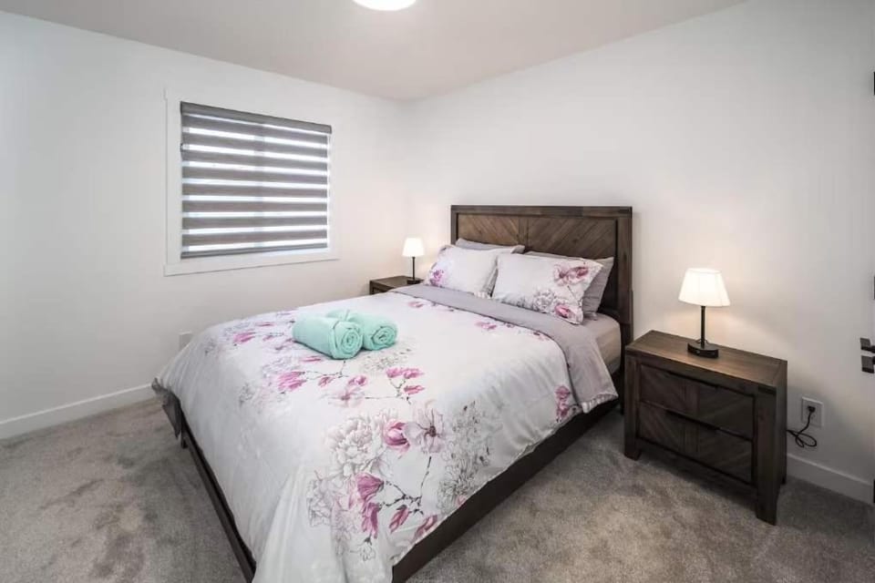 Near Downtown, Large 3BR! FREE Banff Pass House in Calgary