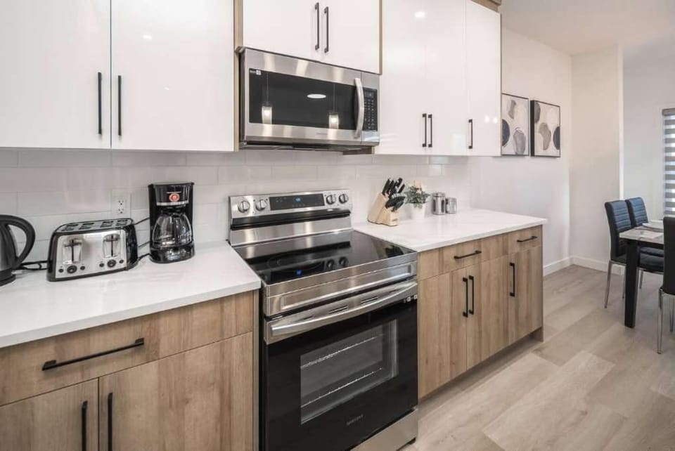 Near Downtown, Large 3BR! FREE Banff Pass House in Calgary