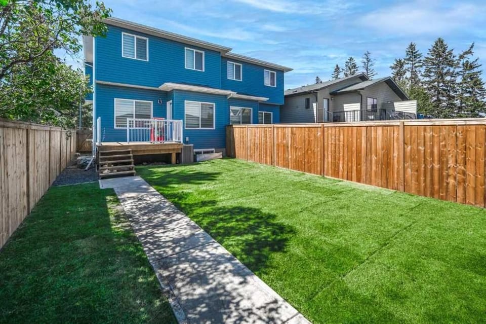 Near Downtown, Large 3BR! FREE Banff Pass House in Calgary