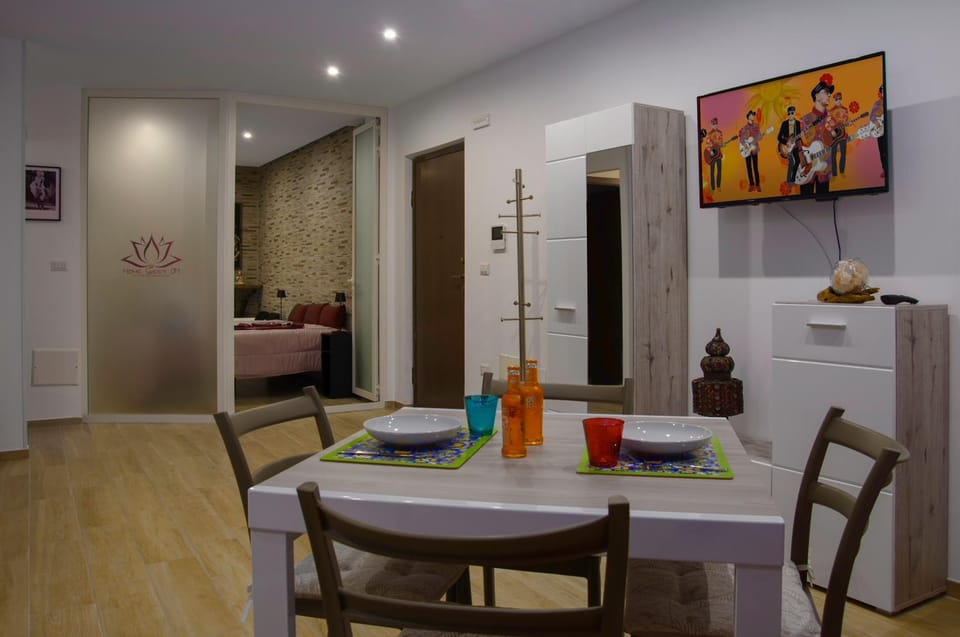 TV and multimedia, Living room, Seating area, Dining area