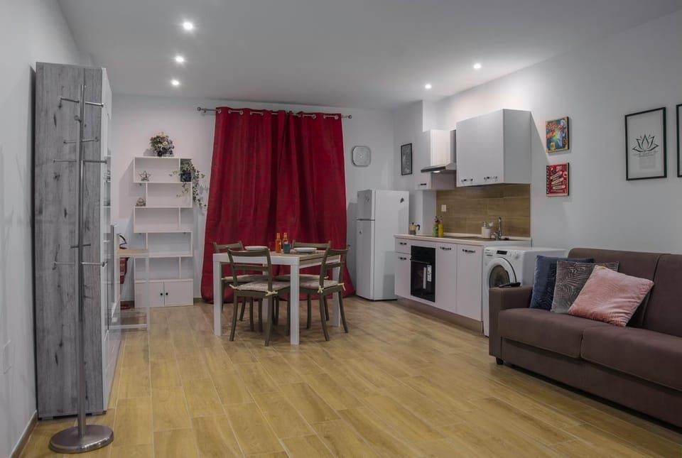 Kitchen or kitchenette, Living room, Seating area, Dining area, stove