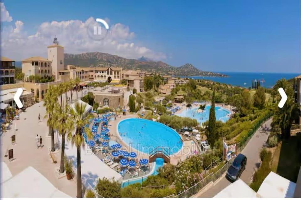CAP ESTÉREL studio 4 pers équipé, belle vue Golf, centre village PIERRE & VACANCES , PARKING inclus et 5 PISCINES accès gratuit, CLIM, WIFI, TV, lave-vaisselle et lave-linge,four, plancha Apartment in Saint-Raphael