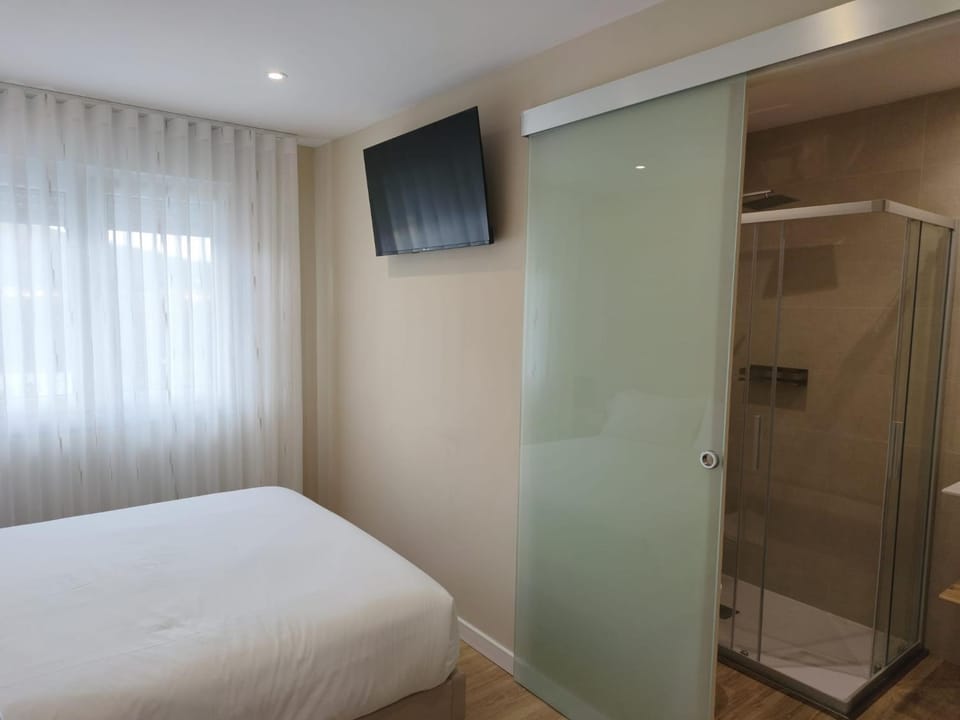 Shower, Bed, TV and multimedia, Bedroom