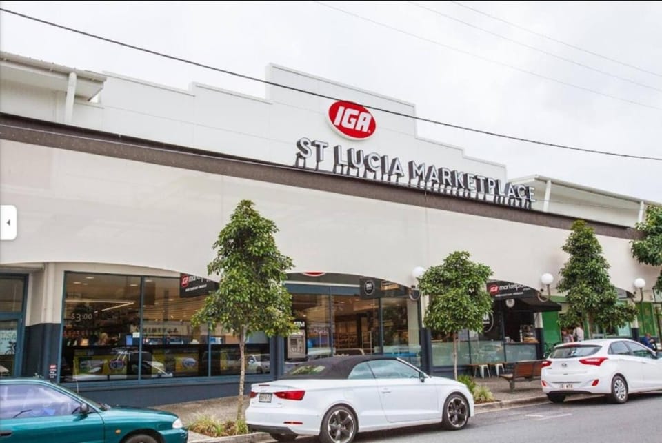 Affordable Studio Steps from UQ Shops and Transit House in Indooroopilly
