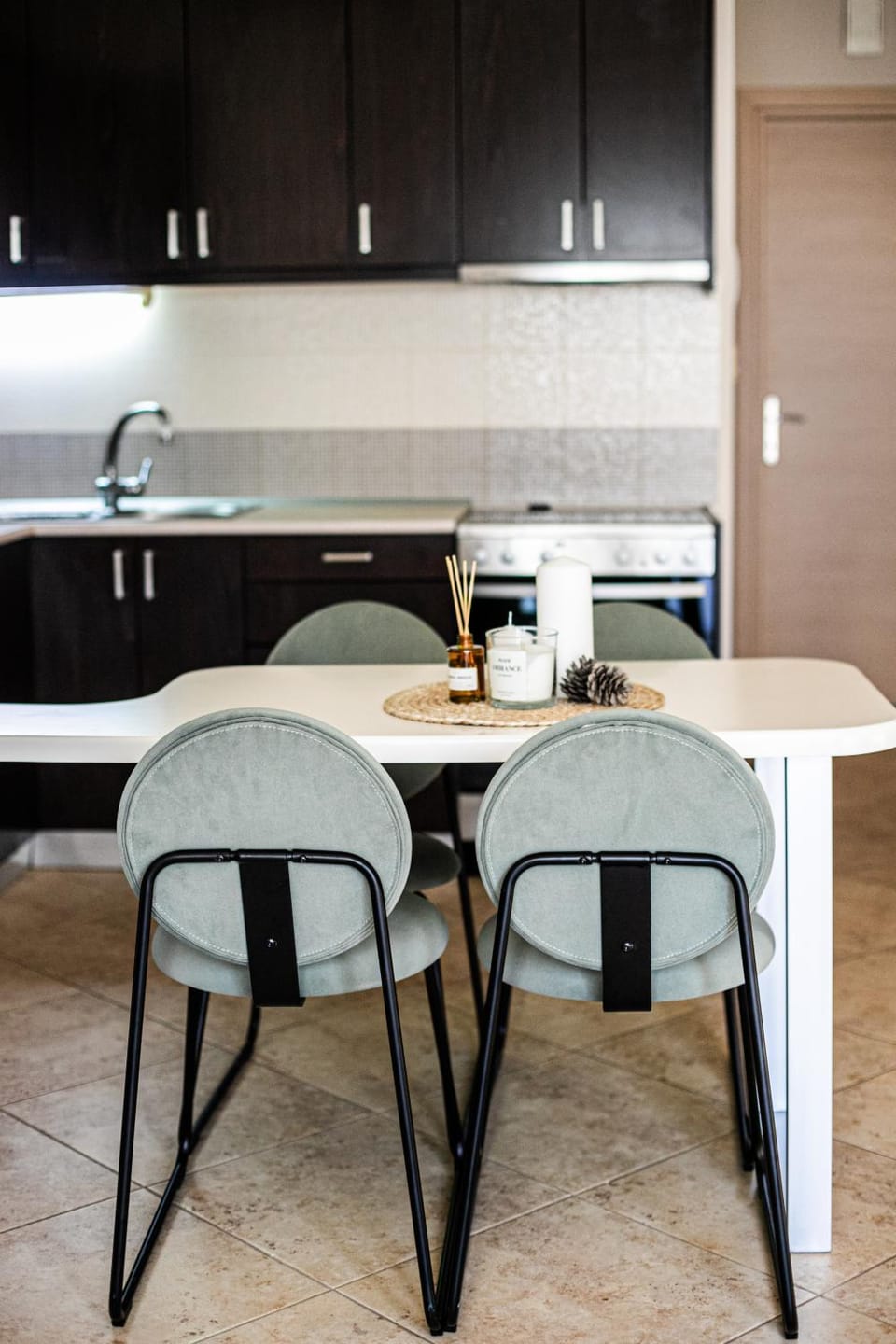 Kitchen or kitchenette, Dining area, stove