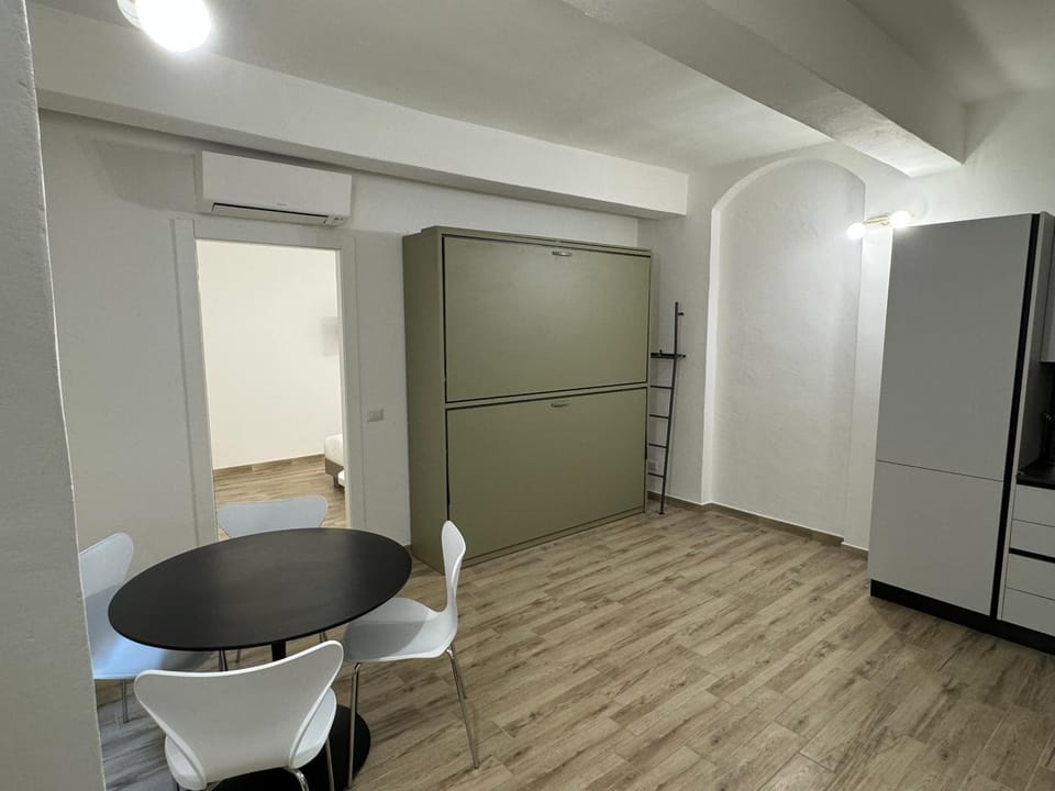 Kitchen or kitchenette, Dining area, oven, wardrobe