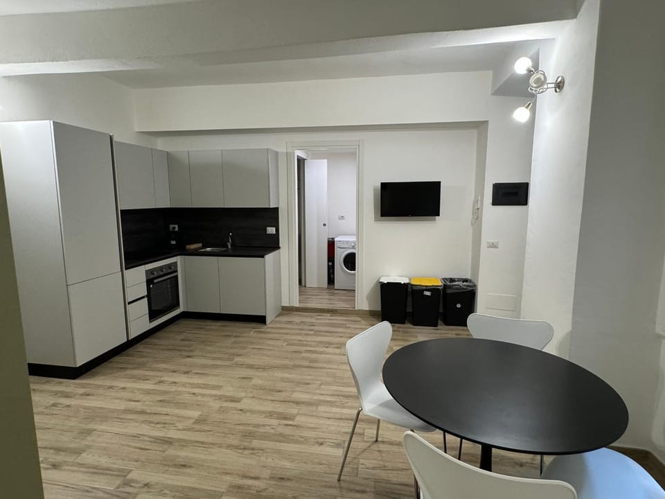 TV and multimedia, Kitchen or kitchenette, Living room, Seating area, Dining area, oven, stove