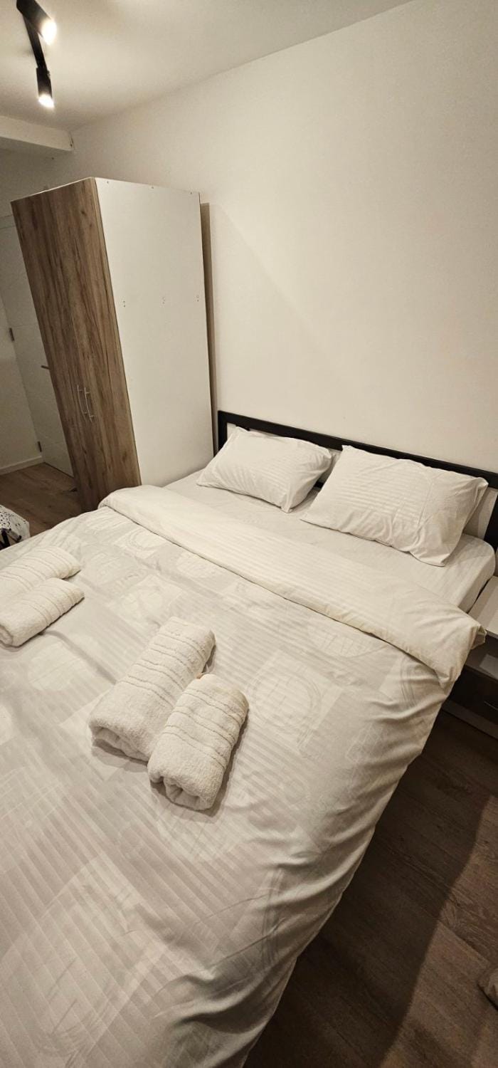 Paris Lux Night Apartment in Serbia