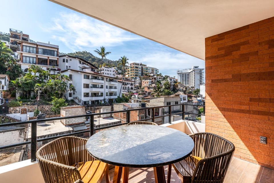View (from property/room), Balcony/Terrace, City view
