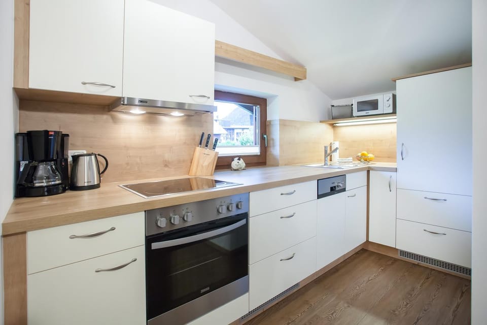 Coffee/tea facilities, Kitchen or kitchenette, Decorative detail, dishwasher, minibar, stove