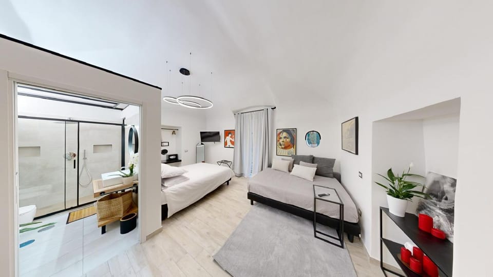 Bed, TV and multimedia, Photo of the whole room, Bedroom