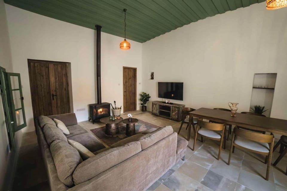 TV and multimedia, Living room, Seating area, Dining area