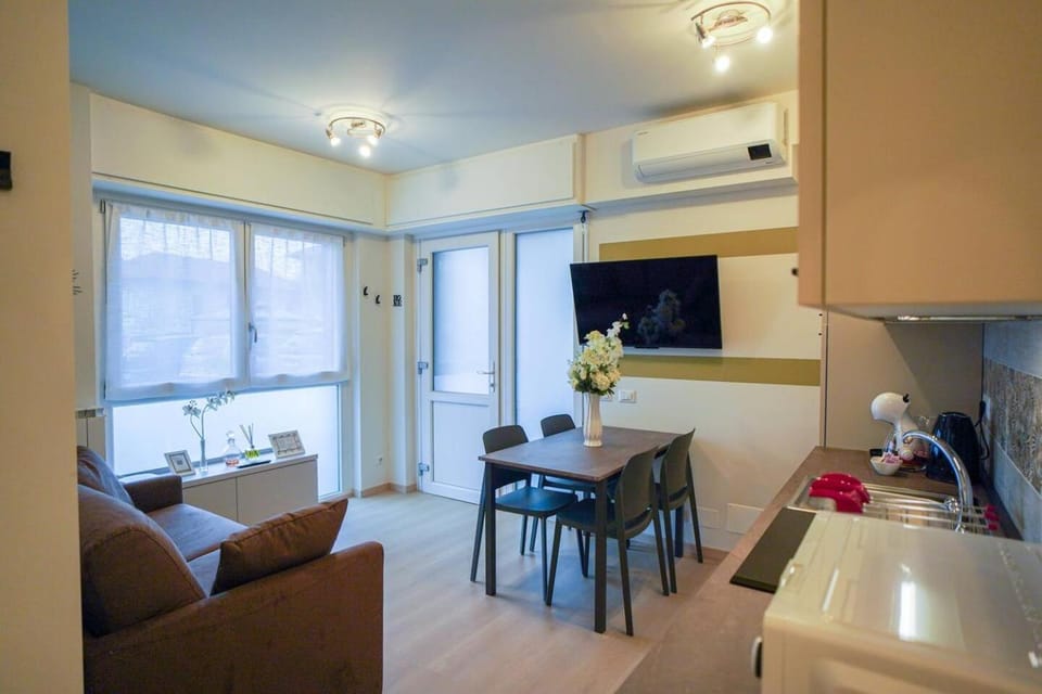 TV and multimedia, Kitchen or kitchenette, Living room, Dining area, oven, stove, air conditioner