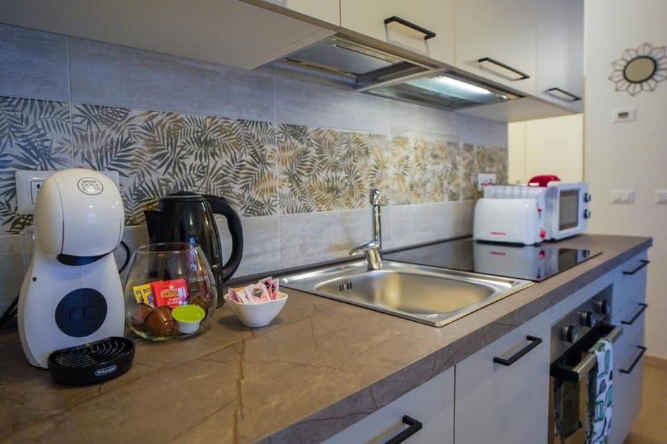 Coffee/tea facilities, Kitchen or kitchenette, stove, toaster