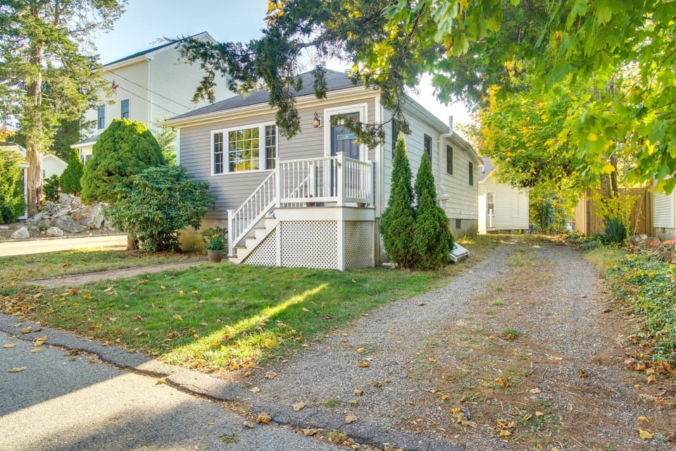 Walk to Grays Beach Park: Kingston Seaside Escape House in Kingston