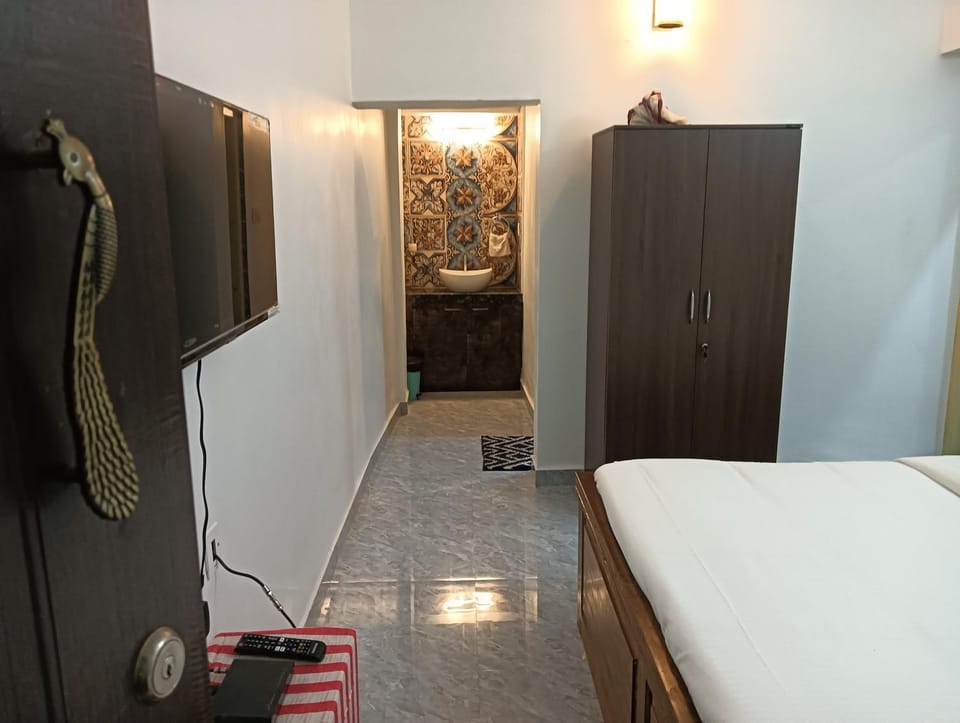 White Guest House Apartment in Candolim