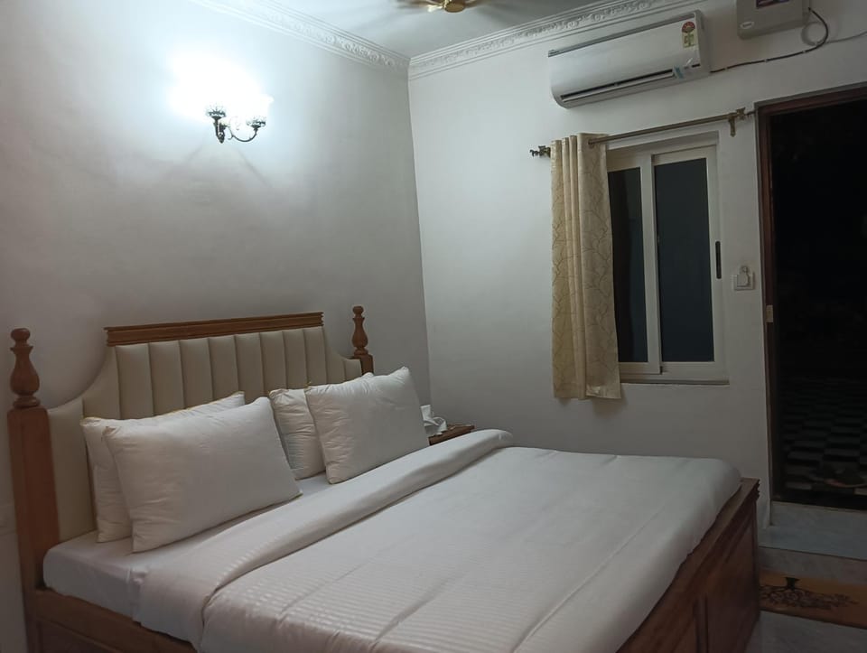 White Guest House Apartment in Candolim