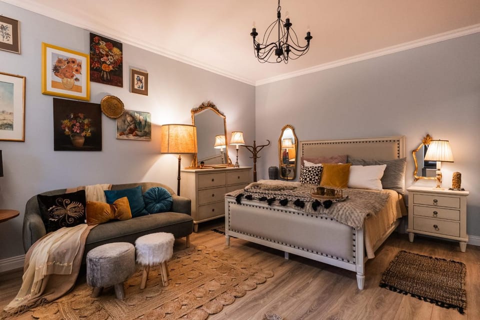 Bed, Photo of the whole room, Seating area, Bedroom