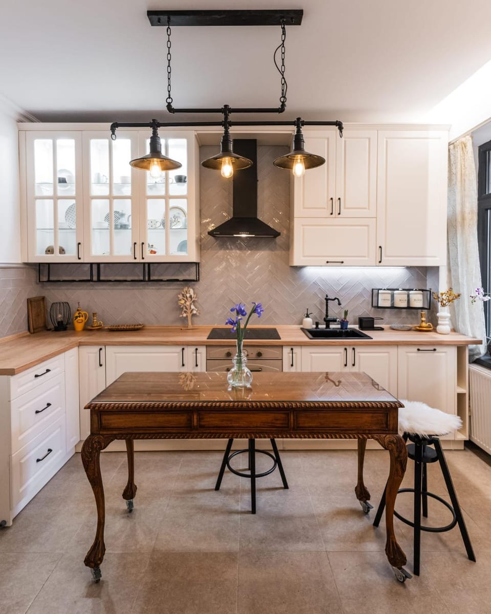 Kitchen or kitchenette, Dining area