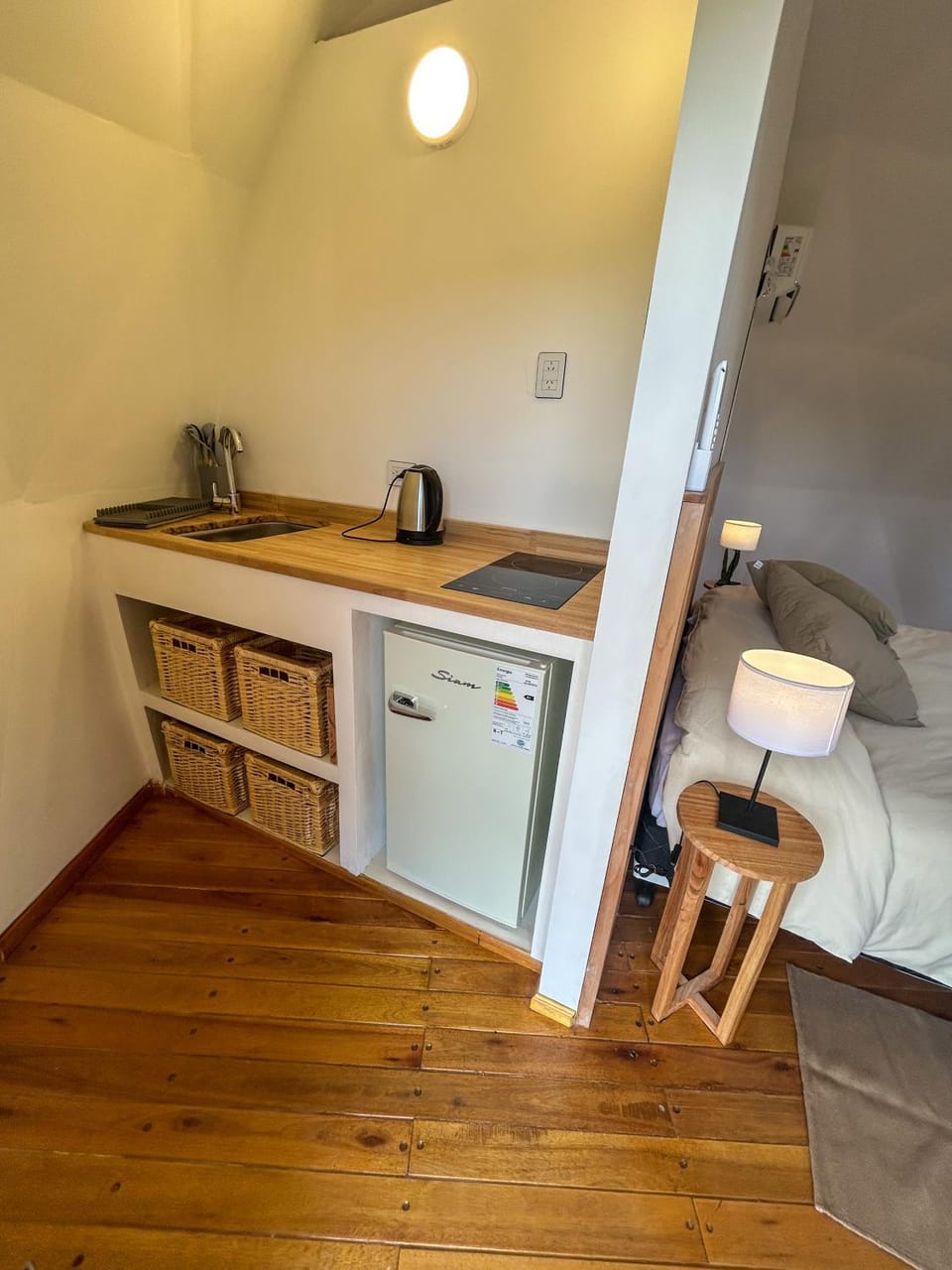 Kitchen or kitchenette, minibar, stove