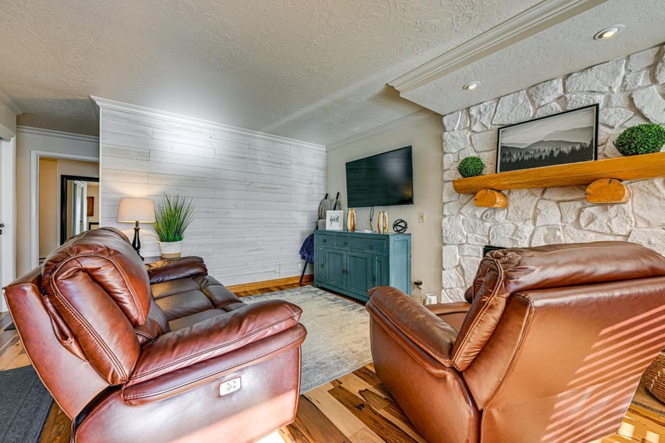 Walk to Giant Steps: Mtn Retreat w/ Hot Tub Access House in Brian Head