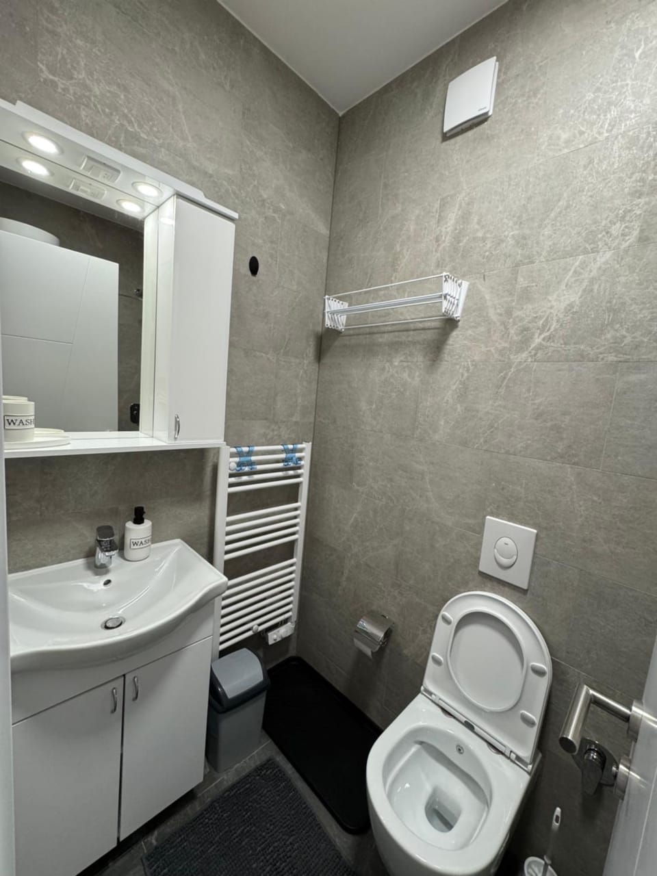 Shower, Toilet, Bathroom, towels