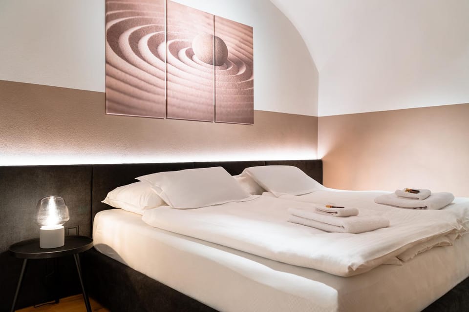 Bedroom, towels