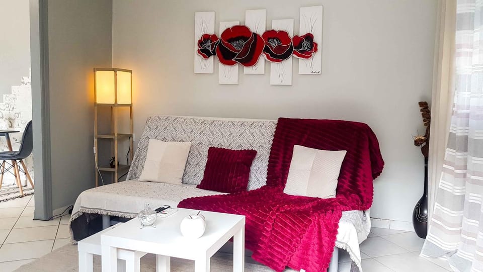 Bed, Living room, Photo of the whole room, Seating area