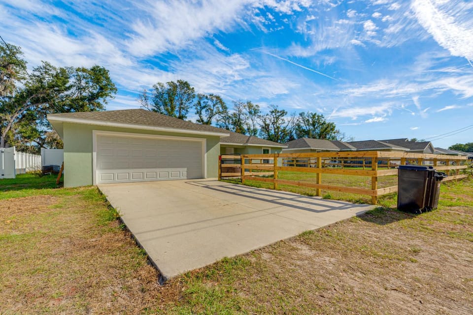 2 Mi to Rainbow Springs: Home w/ Hot Tub! House in Dunnellon