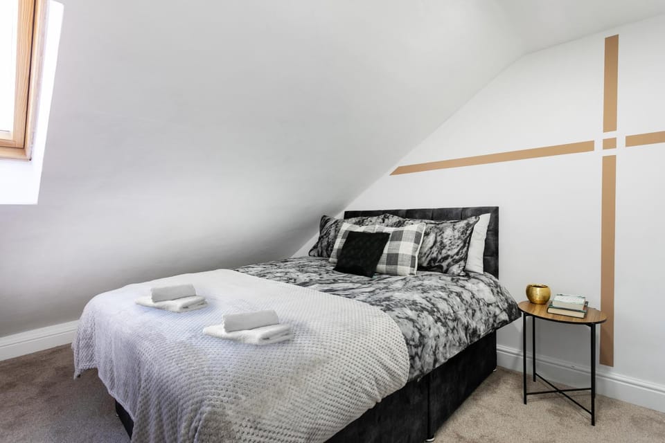 Photo of the whole room, Bedroom