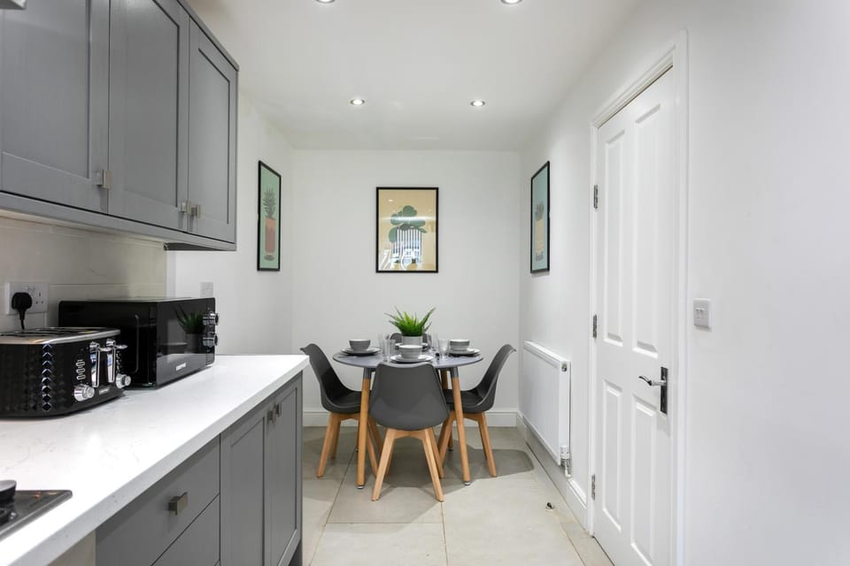 Kitchen or kitchenette, Decorative detail, Dining area, oven, stove