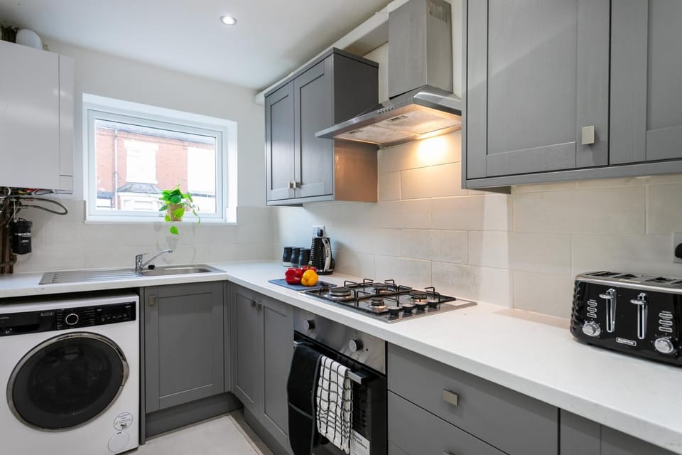 Coffee/tea facilities, Kitchen or kitchenette, dishwasher, oven, stove, toaster, washing machine