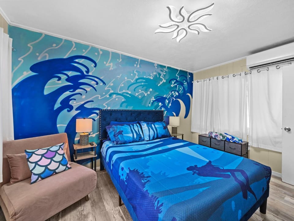 Bed, Seating area, Bedroom