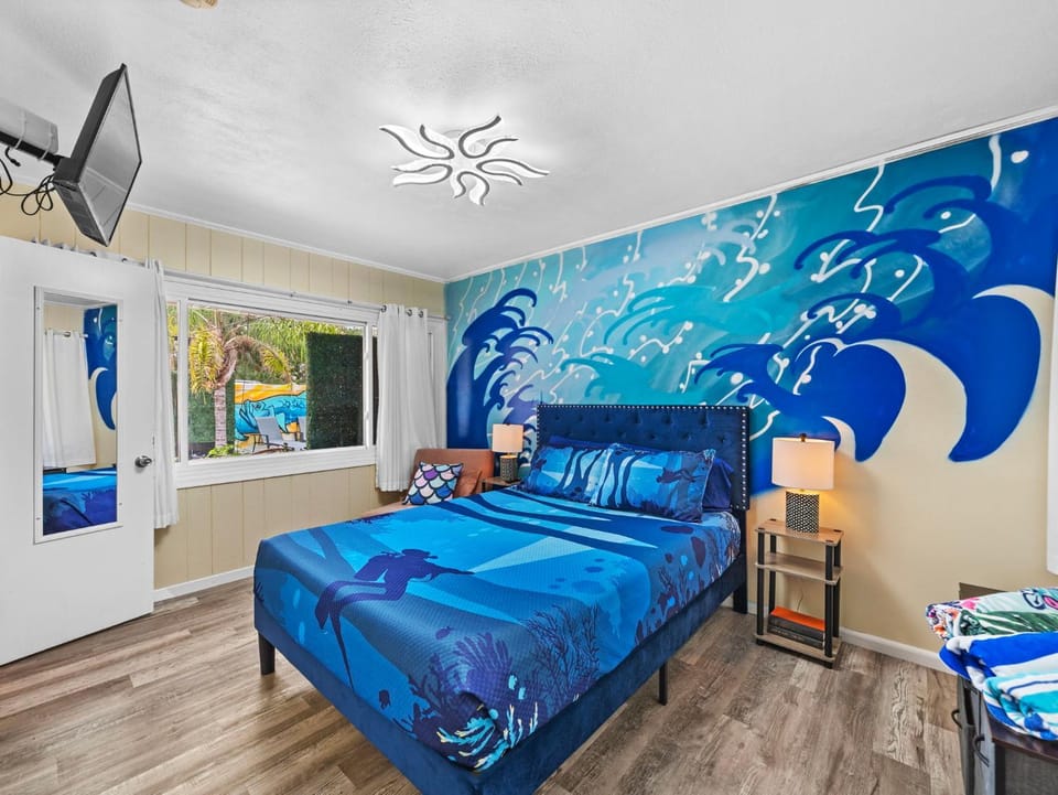 Bed, TV and multimedia, Bedroom