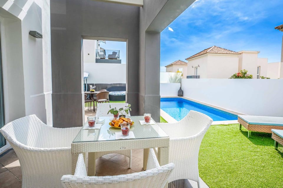 Patio, Food and drinks, Swimming pool, sunbed
