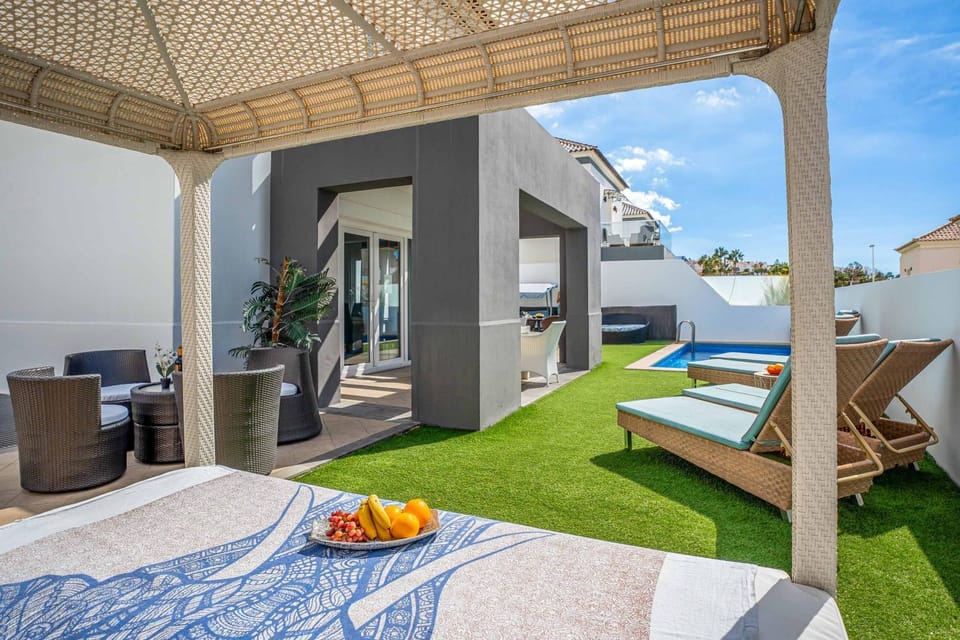Patio, Spring, Garden, Seating area, Swimming pool, sunbed