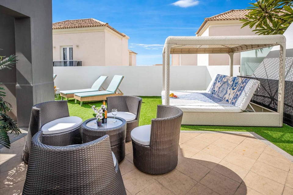 Patio, Bed, Day, Garden, Seating area, sunbed